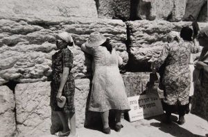 Lisetta Carmi, Gerusalemme, il muro del pianto, 1967. © Lisetta Carmi-Martini&Ronchetti